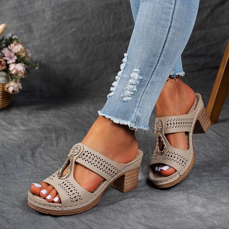 Sandales orthopédiques femme à talon confortable et détails ajourés